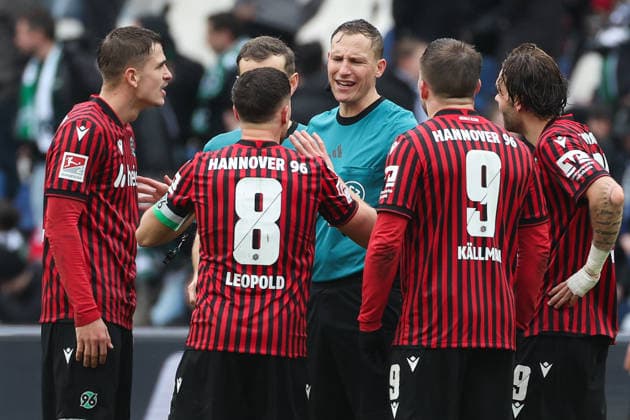 2 Bundesliga Hannover 96 Dynamo Dresden on 22 02 2026 at Heinz von Heiden Arena in Hannover Wild discussions after the final whistle with referee Martin Petersen , here Maik Nawrocki Hannover , Enzo Leopold Hannover , Benjamin Källman Kaellman Hannover , Kolja Nuno Oudenne Hannover complain MH