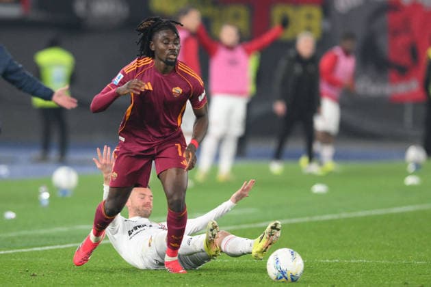 CALCIO - Serie A - AS Roma vs US Cremonese Manu Kone of AS Roma under pressure from Jamie Vardy of US Cremonese during the match of 26th day of the Serie A Championship between A.S.Roma and U.S.Cremonese at the Olimpico Stadium on Feb 22, 2026 in Rome, Italy. during AS Roma vs US Cremonese, Italian soccer Serie A match in Rome, Italy, February 22 2026 Rome Italy  Copyright: xIPAxSport ABACAx