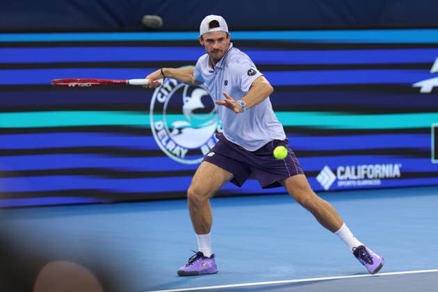 February 22, 2026, Delray Beach, Florida, USA: TOMMY PAUL (USA) returns a shot during the Men™s Singles Finals match at Delray Beach Tennis Center. Delray Beach USA - ZUMA 20260222_mda_v151_240 Copyright: xLorenzoxVasquezx