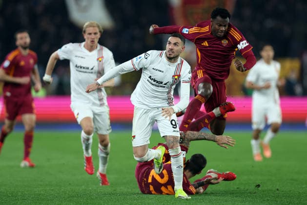 CALCIO - Serie A - AS Roma vs US Cremonese Rome, Italy - February 22, 2026: Sanabria Ayala of Cremonese, Evan N Dicka of Roma seen in action during the Serie A Enilive 2025-2026 football match between AS Roma vs US Cremonese at Olympic Stadium. Rome Italy  Copyright: xIPAxSport ABACAx