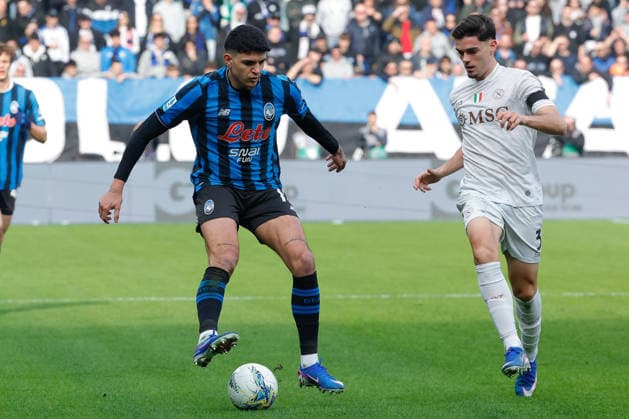 February 22, 2026, Bergamo, Italy: Isak Hien of Atalanta BC and Miguel Gutierrez of SSC Napoli seen in action during the Italian Serie A soccer match between Atalanta BC and SSC Napoli at New Balance Arena. Final score; Atalanta BC 2:1 SSC Napoli Bergamo Italy - ZUMAs197 20260222_aaa_s197_195 Copyright: xEmanuelexPennacchiox
