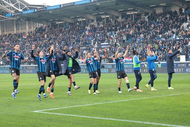 February 22, 2026, Bergamo, Italy: Atalanta BC s players celebrate their victory at the end of the match during the Italian Serie A soccer match between Atalanta BC and SSC Napoli at New Balance Arena. Final score; Atalanta BC 2:1 SSC Napoli Bergamo Italy - ZUMAs197 20260222_aaa_s197_214 Copyright: xEmanuelexPennacchiox