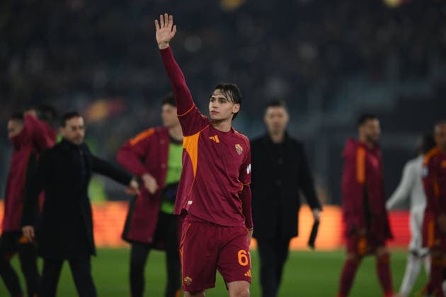 CALCIO - Serie A - AS Roma vs US Cremonese Niccolo Pisilli of AS Roma celebrate their victory at the end of the match during the match of 26th day of the Serie A Championship between A.S.Roma and U.S.Cremonese at the Olimpico Stadium on Feb 22, 2026 in Rome, Italy. during AS Roma vs US Cremonese, Italian soccer Serie A match in Rome, Italy, February 22 2026 Rome Italy  Copyright: xIPAxSport ABACAx