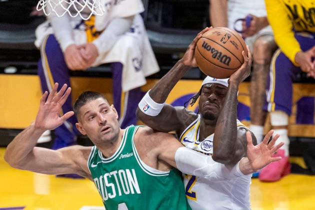 February 22, 2026, Los Angeles, California, USA: Los Angeles Lakers JARRED VANDERBILT (2) vies for the ball against Boston Celtics NIKOLA VUCEVIC (4) during an NBA, Basketball Herren, USA basketball game at Crypto.com Arena on Sunday, Feb. 22, 2026 in Los Angeles. Los Angeles USA - ZUMAc68_ 20260222_zaf_c68_023 Copyright: xRingoxChiux