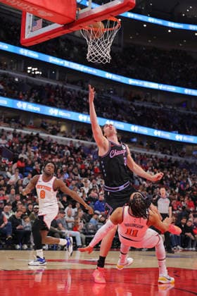 CHICAGO, IL - FEBRUARY 22: Josh Giddey 3 of the Chicago Bulls is called for against Jalen Brunson 11 of the New York Knicks during the first half on February 22, 2026 at the United Center in Chicago, Illinois. (Photo by Melissa Tamez Icon Sportswire) NBA, Basketball Herren, USA FEB 22 New York Knicks at Chicago Bulls EDITORIAL USE ONLY Icon260222001