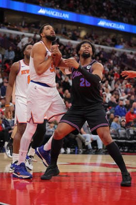 CHICAGO, IL - FEBRUARY 22: Karl-Anthony Towns 32 of the New York Knicks boxes out Guerschon Yabusele 28 of the Chicago Bulls during the first half on February 22, 2026 at the United Center in Chicago, Illinois. (Photo by Melissa Tamez Icon Sportswire) NBA, Basketball Herren, USA FEB 22 New York Knicks at Chicago Bulls EDITORIAL USE ONLY Icon260222002