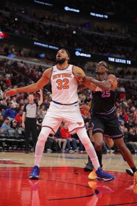 CHICAGO, IL - FEBRUARY 22: Karl-Anthony Towns 32 of the New York Knicks box out Jalen Smith 25 of the Chicago Bulls during the first half on February 22, 2026 at the United Center in Chicago, Illinois. (Photo by Melissa Tamez Icon Sportswire) NBA, Basketball Herren, USA FEB 22 New York Knicks at Chicago Bulls EDITORIAL USE ONLY Icon260222003