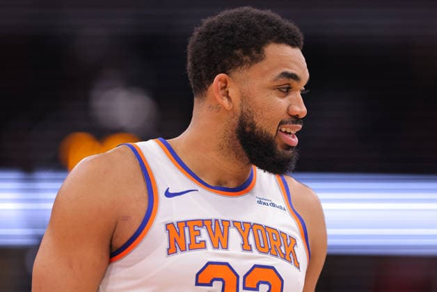 CHICAGO, IL - FEBRUARY 22: Karl-Anthony Towns 32 of the New York Knicks looks on during the first half against the Chicago Bulls on February 22, 2026 at the United Center in Chicago, Illinois. (Photo by Melissa Tamez Icon Sportswire) NBA, Basketball Herren, USA FEB 22 New York Knicks at Chicago Bulls EDITORIAL USE ONLY Icon260222004