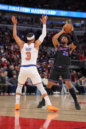 CHICAGO, IL - FEBRUARY 22: Josh Hart 3 of the New York Knicks guards Guerschon Yabusele 28 of the Chicago Bulls during the first half on February 22, 2026 at the United Center in Chicago, Illinois. (Photo by Melissa Tamez Icon Sportswire) NBA, Basketball Herren, USA FEB 22 New York Knicks at Chicago Bulls EDITORIAL USE ONLY Icon260222005