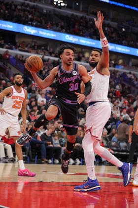 CHICAGO, IL - FEBRUARY 22: Karl-Anthony Towns 32 of the New York Knicks guards Tre Jones 30 of the Chicago Bulls during the first half on February 22, 2026 at the United Center in Chicago, Illinois. (Photo by Melissa Tamez Icon Sportswire) NBA, Basketball Herren, USA FEB 22 New York Knicks at Chicago Bulls EDITORIAL USE ONLY Icon260222008