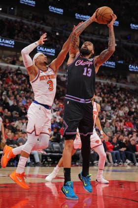 CHICAGO, IL - FEBRUARY 22: Nick Richards 13 of the Chicago Bulls shoots the ball over Josh Hart 3 of the New York Knicks during the first half on February 22, 2026 at the United Center in Chicago, Illinois. (Photo by Melissa Tamez Icon Sportswire) NBA, Basketball Herren, USA FEB 22 New York Knicks at Chicago Bulls EDITORIAL USE ONLY Icon260222010