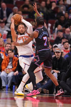 CHICAGO, IL - FEBRUARY 22: Rob Dillingham 7 of the Chicago Bulls guards Jalen Brunson 11 of the New York Knicks during the first half on February 22, 2026 at the United Center in Chicago, Illinois. (Photo by Melissa Tamez Icon Sportswire) NBA, Basketball Herren, USA FEB 22 New York Knicks at Chicago Bulls EDITORIAL USE ONLY Icon260222013