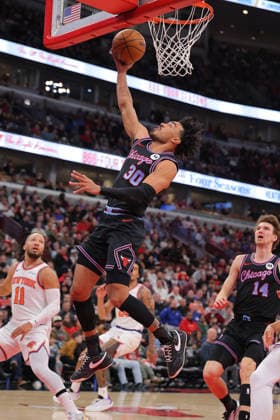 CHICAGO, IL - FEBRUARY 22: Tre Jones 30 of the Chicago Bulls drives to the basket for a layup during the first half against the New York Knicks on February 22, 2026 at the United Center in Chicago, Illinois. (Photo by Melissa Tamez Icon Sportswire) NBA, Basketball Herren, USA FEB 22 New York Knicks at Chicago Bulls EDITORIAL USE ONLY Icon260222014