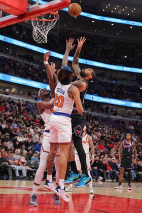 CHICAGO, IL - FEBRUARY 22: Nick Richards 13 of the Chicago Bulls shoots the ball over Jeremy Sochan 20 of the New York Knicks during the first half on February 22, 2026 at the United Center in Chicago, Illinois. (Photo by Melissa Tamez Icon Sportswire) NBA, Basketball Herren, USA FEB 22 New York Knicks at Chicago Bulls EDITORIAL USE ONLY Icon260222015
