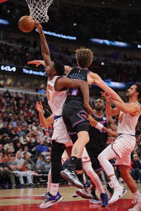 CHICAGO, IL - FEBRUARY 22: OG Anunoby 8 of the New York Knicks grabs a rebound over Matas Buzelis 14 of the Chicago Bulls during the first half on February 22, 2026 at the United Center in Chicago, Illinois. (Photo by Melissa Tamez Icon Sportswire) NBA, Basketball Herren, USA FEB 22 New York Knicks at Chicago Bulls EDITORIAL USE ONLY Icon260222016