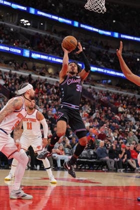 CHICAGO, IL - FEBRUARY 22: Tre Jones 30 of the Chicago Bulls shoots the ball during the first half against the New York Knicks on February 22, 2026 at the United Center in Chicago, Illinois. (Photo by Melissa Tamez Icon Sportswire) NBA, Basketball Herren, USA FEB 22 New York Knicks at Chicago Bulls EDITORIAL USE ONLY Icon260222018
