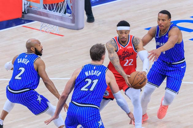 February 22, 2026, Inglewood, California, USA: Jordan Miller 22 of the Los Angeles Clippers tries to get past Orlando Magic defenders during a NBA, Basketball Herren, USA regular season game on Sunday February 22, 2026 at Intuit Dome Arena in Inglewood, California. JAVIER ROJAS PI Inglewood USA - ZUMAp124 20260222_zaa_p124_076 Copyright: xJavierxRojasx