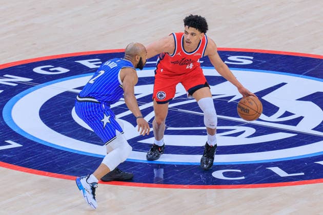 February 22, 2026, Inglewood, California, USA: Kobe Sanders 4 of the Los Angeles Clippers is guarded by Jevon Carter 2 of the Orlando Magic during a NBA, Basketball Herren, USA regular season game on Sunday February 22, 2026 at Intuit Dome Arena in Inglewood, California. JAVIER ROJAS PI Clippers Vs. Magic  - ZUMAp124 20260222_zaa_p124_074 Copyright: xJavierxRojasx