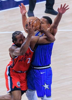 February 22, 2026, Inglewood, California, USA: Kawhi Leonard 2 of the Los Angeles Clippers tries to get past Desmond Bane 3 of the Orlando Magic during a NBA, Basketball Herren, USA regular season game on Sunday February 22, 2026 at Intuit Dome Arena in Inglewood, California. JAVIER ROJAS PI Inglewood USA - ZUMAp124 20260222_zaa_p124_082 Copyright: xJavierxRojasx