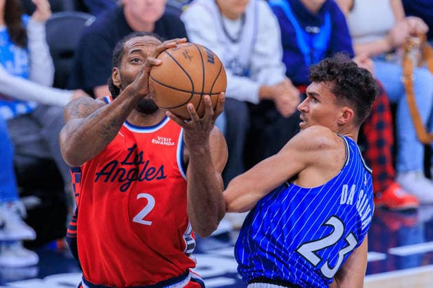 February 22, 2026, Inglewood, California, USA: Kawhi Leonard 2 of the Los Angeles Clippers drives to the basket past Tristan da Silva 23 of the Orlando Magic during a NBA, Basketball Herren, USA regular season game on Sunday February 22, 2026 at Intuit Dome Arena in Inglewood, California. JAVIER ROJAS PI Inglewood USA - ZUMAp124 20260222_zaa_p124_088 Copyright: xJavierxRojasx
