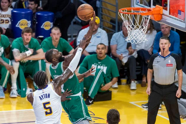 February 22, 2026, Los Angeles, California, United States: Boston Celtics™ Jaylen Brown (7) goes past Los Angeles Lakers™ Deandre Ayton (5) to the basket during an NBA, Basketball Herren, USA basketball game at Crypto.com Arena on Sunday, Feb. 22, 2026 in Los Angeles. Los Angeles United States - ZUMAs197 20260222_aaa_s197_313 Copyright: xRingoxChiux