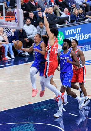 February 22, 2026, Inglewood, California, USA: Desmond Bane 3 of the Orlando Magic scores on a fast break as Brook Lopez 11 of the Los Angeles Clippers defends the basket during their regular season NBA, Basketball Herren, USA game on Sunday February 22, 2026 at Intuit Dome in Inglewood, California. Clippers lose to Magic, 109-111. ARIANA RUIZ PI Inglewood USA - ZUMAp124 20260222_zaa_p124_116 Copyright: xArianaxRuizx