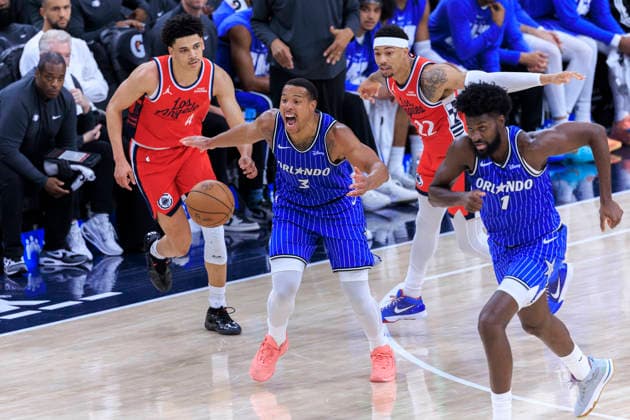 February 22, 2026, Inglewood, California, USA: Desmond Bane 3 of the Orlando Magic steals the ball from Jordan Miller 22 of the Los Angeles Clippers during their regular season NBA, Basketball Herren, USA game on Sunday February 22, 2026 at Intuit Dome in Inglewood, California. Clippers lose to Magic, 109-111. ARIANA RUIZ PI Inglewood USA - ZUMAp124 20260222_zaa_p124_117 Copyright: xArianaxRuizx