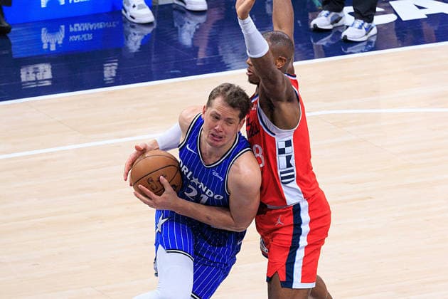 February 22, 2026, Inglewood, California, USA: Kris Dunn 8 of the Los Angeles Clippers blocks Moritz Wagner 21 of the Orlando Magic as he goes for a shot during a NBA, Basketball Herren, USA regular season game on Sunday February 22, 2026 at Intuit Dome Arena in Inglewood, California. Clippers lose to Magic, 109-111. JAVIER ROJAS PI Inglewood USA - ZUMAp124 20260222_zaa_p124_128 Copyright: xJavierxRojasx