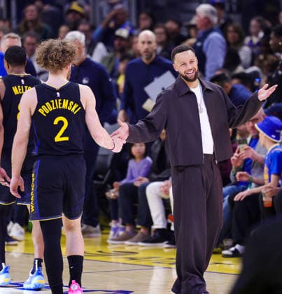 (260223) -- SAN FRANCISCO, Feb. 23, 2026 -- Brandin Podziemski (L) of Golden State Warriors interacts with teammate Stephen Curry during the 2025-2026 NBA, Basketball Herren, USA regular season game between Golden State Warriors and Denver Nuggets in San Francisco, the United States, Feb. 22, 2026. (Photo by Xinhua) (SP)U.S.-SAN FRANCISCO-BASKETBALL-NBA-WARRIORS VS NUGGETS ArthurxDong 
