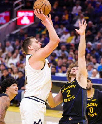 (260223) -- SAN FRANCISCO, Feb. 23, 2026 -- Nikola Jokic (L) of Denver Nuggets shoots during the 2025-2026 NBA, Basketball Herren, USA regular season game between Golden State Warriors and Denver Nuggets in San Francisco, the United States, Feb. 22, 2026. (Photo by Xinhua) (SP)U.S.-SAN FRANCISCO-BASKETBALL-NBA-WARRIORS VS NUGGETS ArthurxDong 