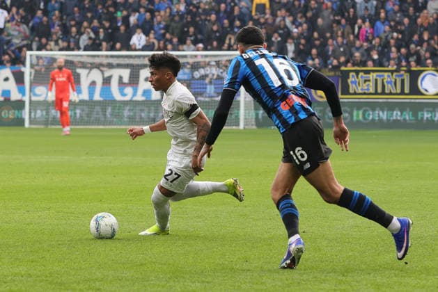 Atalanta BC v SSC Napoli - Serie A Alisson Santos of SSC Napoli competes for the ball with Raul Bellanova of Atalanta BC during the Atalanta BC vs SSC Napoli, 26th Serie A Enilive 2025-26 game at New Balance Arena in Bergamo, Italy, on February 22, 2026. Bergamo Italy  Copyright: xDavidexCasentinix originalFilename:casentini-atalanta260222_np0ur.jpg