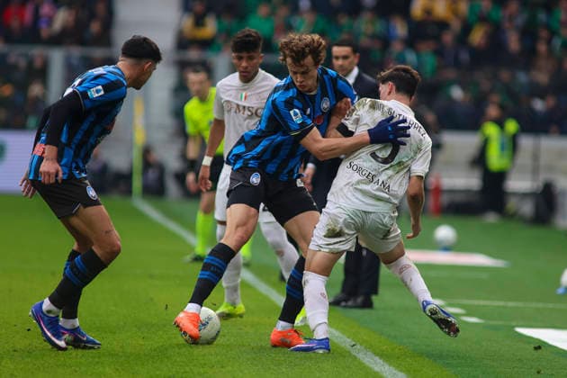 Atalanta BC v SSC Napoli - Serie A Miguel Gutierrez of SSC Napoli battles for the ball with Giorgio Scalvini of Atalanta BC during the Atalanta BC vs SSC Napoli, 26th Serie A Enilive 2025-26 game at New Balance Arena in Bergamo, Italy, on February 22, 2026. Bergamo Italy  Copyright: xDavidexCasentinix originalFilename:casentini-atalanta260222_npPuA.jpg