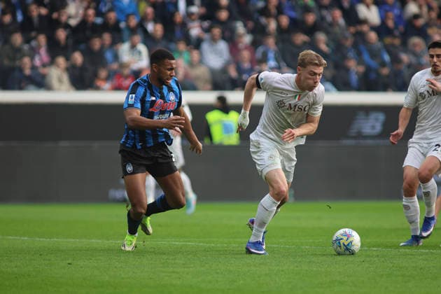 Atalanta BC v SSC Napoli - Serie A Rasmus Hojlund of SSC Napoli competes for the ball with Isak Hien of Atalanta BC during the Atalanta BC vs SSC Napoli, 26th Serie A Enilive 2025-26 game at New Balance Arena in Bergamo, Italy, on February 22, 2026. Bergamo Italy  Copyright: xDavidexCasentinix originalFilename:casentini-atalanta260222_npXBJ.jpg