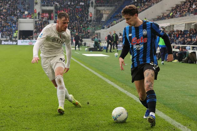 Atalanta BC v SSC Napoli - Serie A Nicola Zalewski of Atalanta BC battles for the ball with Sam Beukema of SSC Napoli during the Atalanta BC vs SSC Napoli, 26th Serie A Enilive 2025-26 game at New Balance Arena in Bergamo, Italy, on February 22, 2026. Bergamo Italy  Copyright: xDavidexCasentinix originalFilename:casentini-atalanta260222_np7aw.jpg