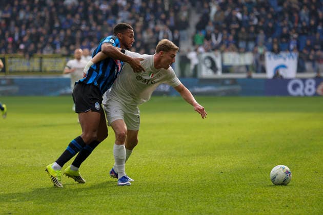Atalanta BC v SSC Napoli - Serie A Rasmus Hojlund of SSC Napoli battles for the ball with Isak Hien of Atalanta BC during the Atalanta BC vs SSC Napoli, 26th Serie A Enilive 2025-26 game at New Balance Arena in Bergamo, Italy, on February 22, 2026. Bergamo Italy  Copyright: xDavidexCasentinix originalFilename:casentini-atalanta260222_npA8r.jpg