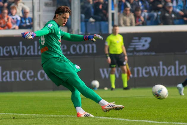 Atalanta BC v SSC Napoli - Serie A Marco Carnesecchi of Atalanta BC kicks the ball during the Atalanta BC vs SSC Napoli, 26th Serie A Enilive 2025-26 game at New Balance Arena in Bergamo, Italy, on February 22, 2026. Bergamo Italy  Copyright: xDavidexCasentinix originalFilename:casentini-atalanta260222_npCmN.jpg