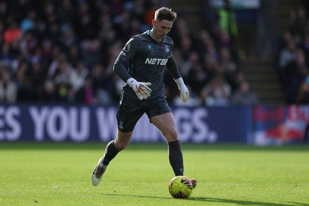 Crystal Palace v Wolverhampton Wanderers - Premier League Dean Henderson of Crystal Palace possesses the ball during the Premier League match between Crystal Palace and Wolverhampton Wanderers at Selhurst Park in London, England, on February 22, 2026. London Greater London United Kingdom  Copyright: xMIxNewsx originalFilename:fletcher-crystalp260222_np6lK.jpg
