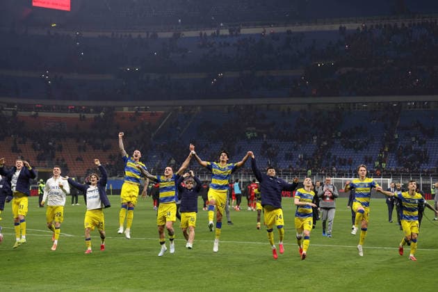 AC Milan vs Parma Calcio Italy, Milan, 2026 02 22: players of Parma Calcio after the victory greet the fans in the stands at the end of soccer game AC Milan vs Parma Calcio, Serie A Enilive 2025-2026 day 26 at San Siro Stadium Milan Lombardy Deutschland Copyright: xFabrizioxAndreaxBertanix