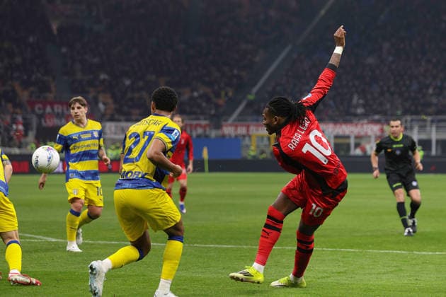 AC Milan vs Parma Calcio Italy, Milan, 2026 02 22: Rafael Leao (AC Milan) shots on goal by right foot in the first half during soccer game AC Milan vs Parma Calcio, Serie A Enilive 2025-2026 day 26 at San Siro Stadium Milan Lombardy Deutschland Copyright: xFabrizioxAndreaxBertanix