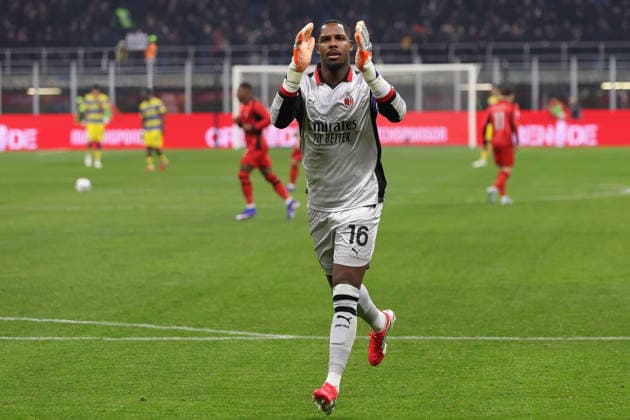 AC Milan vs Parma Calcio Italy, Milan, 2026 02 22: Mike Maignan (AC Milan) greets the fans in the second half during soccer game AC Milan vs Parma Calcio, Serie A Enilive 2025-2026 day 26 at San Siro Stadium Milan Lombardy Deutschland Copyright: xFabrizioxAndreaxBertanix
