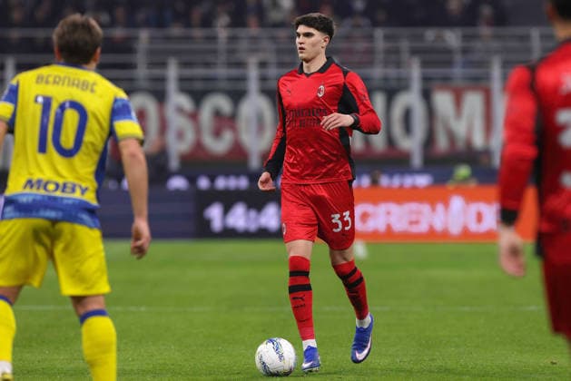 AC Milan vs Parma Calcio Italy, Milan, 2026 02 22: Davide Bartesaghi (AC Milan) dribbles in front court in the first half during soccer game AC Milan vs Parma Calcio, Serie A Enilive 2025-2026 day 26 at San Siro Stadium Milan Lombardy Deutschland Copyright: xFabrizioxAndreaxBertanix