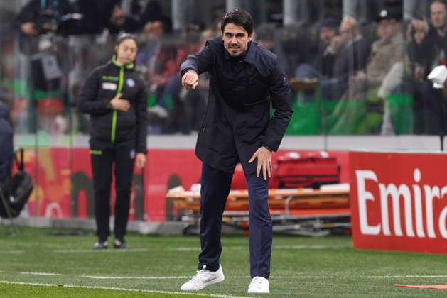 AC Milan vs Parma Calcio Italy, Milan, 2026 02 22: Carlos Cuesta (Parma manager) gives advices to players in the first half during soccer game AC Milan vs Parma Calcio, Serie A Enilive 2025-2026 day 26 at San Siro Stadium Milan Lombardy Deutschland Copyright: xFabrizioxAndreaxBertanix