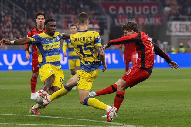 AC Milan vs Parma Calcio Italy, Milan, 2026 02 22: Mandela Keita, Enrico Delprato, Christian Pulisic (AC Milan) shots on goal in the first half during soccer game AC Milan vs Parma Calcio, Serie A Enilive 2025-2026 day 26 at San Siro Stadium Milan Lombardy Deutschland Copyright: xFabrizioxAndreaxBertanix