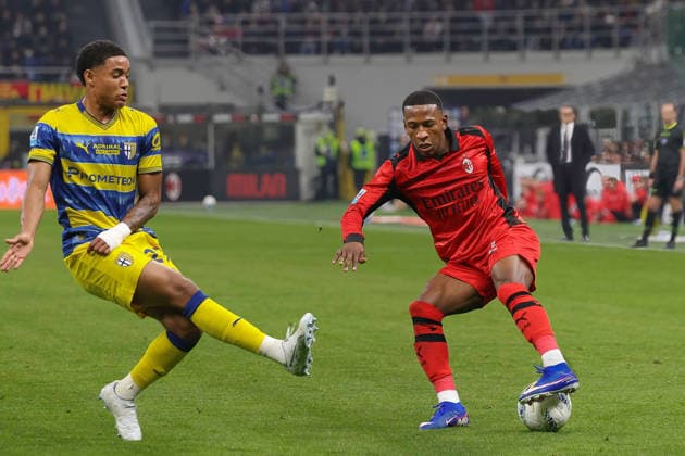 AC Milan vs Parma Calcio Italy, Milan, 2026 02 22: Sascha Breitschgi, Pervis Estupinan (AC Milan) dribbles in front court in the first half during soccer game AC Milan vs Parma Calcio, Serie A Enilive 2025-2026 day 26 at San Siro Stadium Milan Lombardy Deutschland Copyright: xFabrizioxAndreaxBertanix