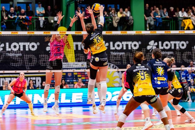 22 02 2026, GER, Volleyball, Women, Season 25 26, ZOI DVV Pokal, Semifinal, VfB 91 Suhl Lotto Thueringen Allianz MTV Stuttgart Mackenzie Foley VfB 91 Suhl Lotto Thueringen , Lydia Grote Allianz MTV Stuttgart 98527 Suhl Sporthalle Wolfsgrube Thüringen Germany