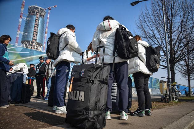 Milano Cortina 2026, athletes leave the Olympic Village