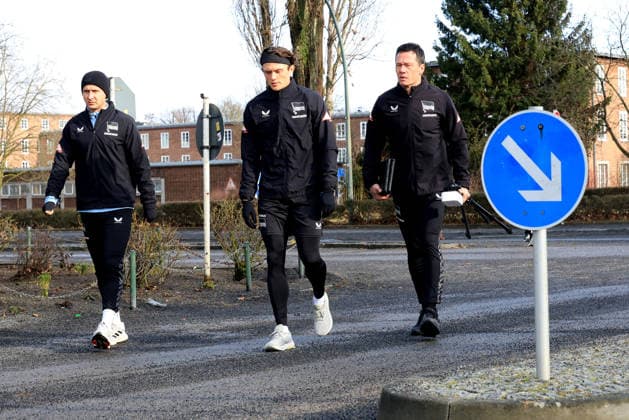 DEU, DFL, 2 FBL Hertha BSC, Training, 23 02 2026, Sportforum, Berlin, DEU, DFL, 2 FBL Hertha BSC, Training, im Bild Hertha Spielerk gehen zum Trainingsplatz, Paul Seguin Hertha BSC Berlin 30 , Fabian Reese Hertha BSC Berlin 11 , Konditionstrainer Hendrik Kuchno Hertha BSC Berlin DFL regulations prohibit any use of Photographs as image sequences and or quasi video nordphotoxGmbHx xEngler nph00076