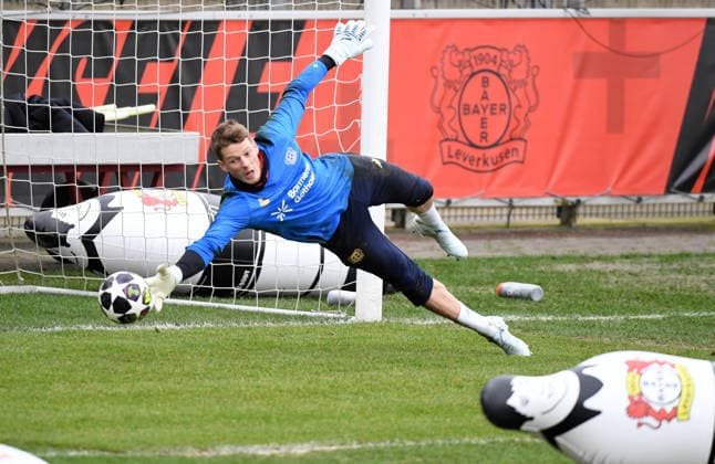 23 02 2026, xophax, Football , UEFA Champions League , 2025 2026 , Bayer Leverkusen training before the match against Olympiakos Piraeus Jonas Omlin Bayer Leverkusen Leverkusen