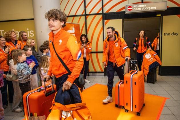 SCHIPHOL - TeamNL athletes and staff are welcomed in the arrivals hall at Schiphol Airport after the Winter Olympics in Milan and Cortina. DINGENA MOL ANP netherlands out - belgium out Schiphol xVIxxIVx 551562551 originalFilename: 551562551.jpg