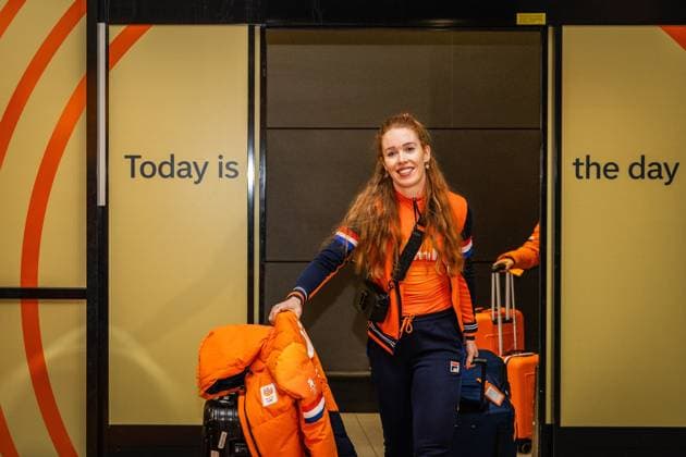 SCHIPHOL - TeamNL athletes and staff are welcomed in the arrivals hall at Schiphol Airport after the Winter Olympics in Milan and Cortina. DINGENA MOL ANP netherlands out - belgium out Schiphol xVIxxIVx 551562643 originalFilename: 551562643.jpg